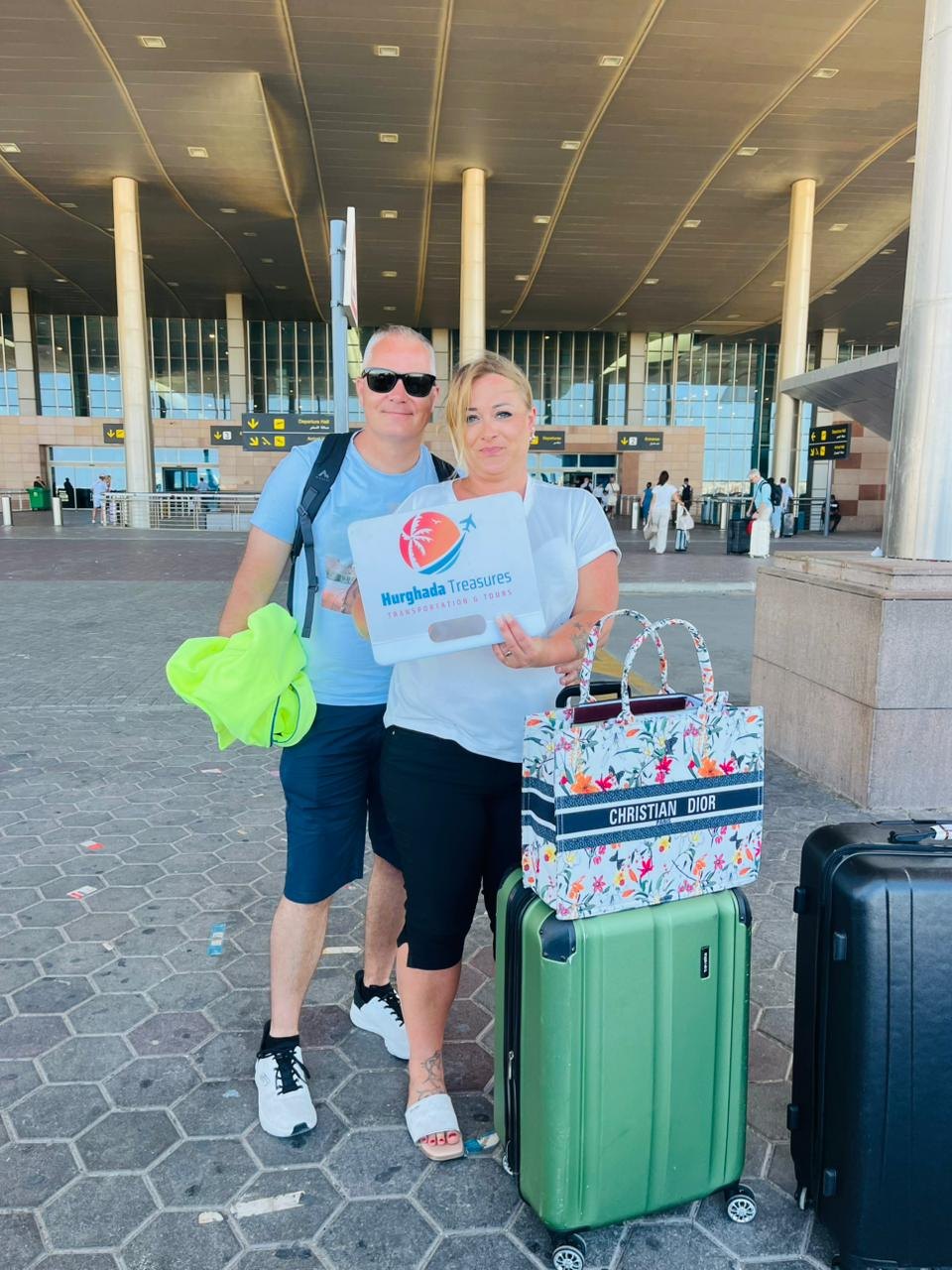 Couple with luggage after a private transfer in Hurghada